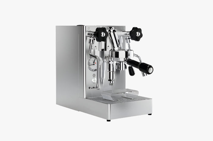 https://s3.eu-central-1.amazonaws.com/media.koffiebranderijdekoepoort.nl/media/11877/COFFEEMACHINES_PL62X_34_NEW-LOGO.jpg