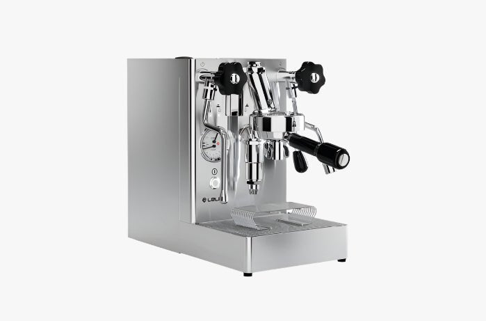 https://s3.eu-central-1.amazonaws.com/media.koffiebranderijdekoepoort.nl/media/11877/COFFEEMACHINES_PL62X_34_NEW-LOGO.jpg