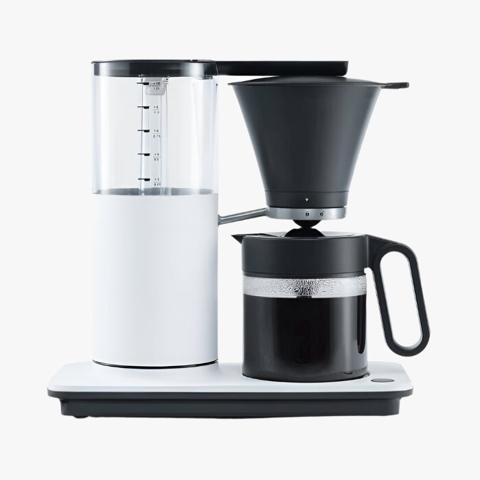 Wilfa Classic Tall filterkoffiemachine in wit met zwarte accenten. Stijlvol design voor perfecte koffie in elke keukenomgeving.