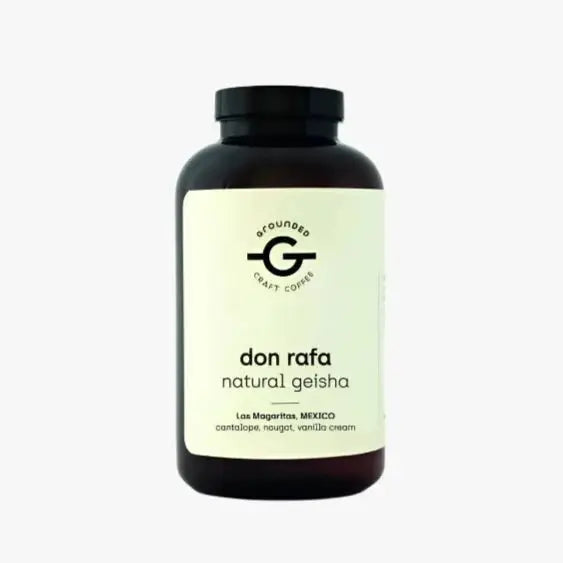 Don Rafa Geisha koffiebonen uit Chiapas, Mexico in een minimalistische bruine fles met witte label. Specialty koffie met tonen van meloen en nougat.