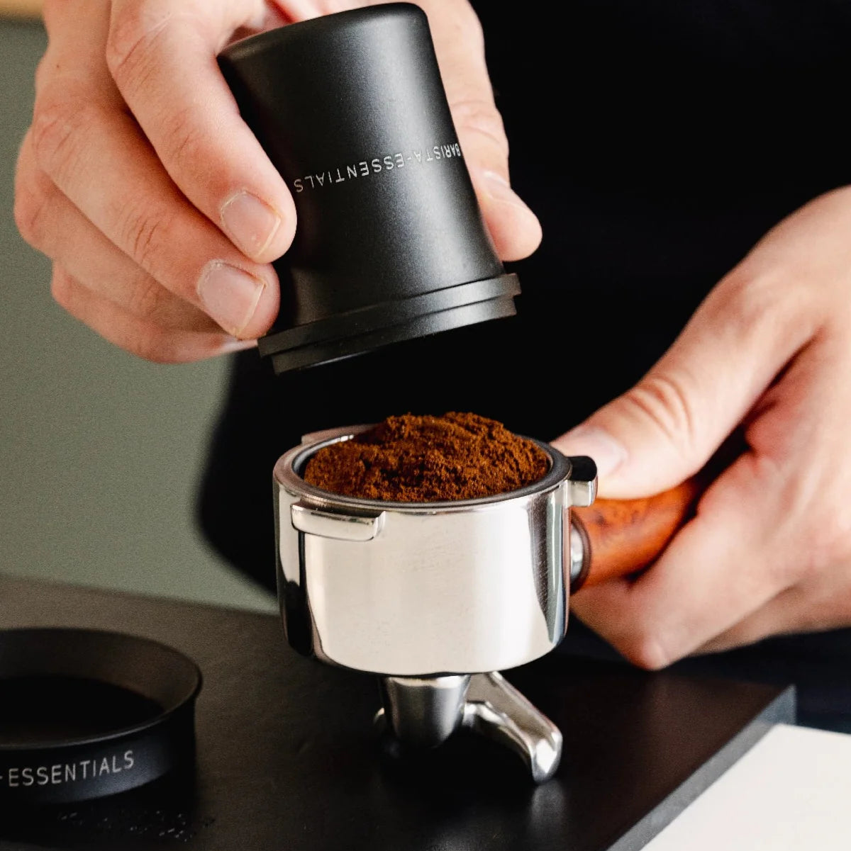 https://cdn.shopify.com/s/files/1/0920/8548/5951/files/Doseerbeker-51mm-zwart_03.webp?v=1760020139