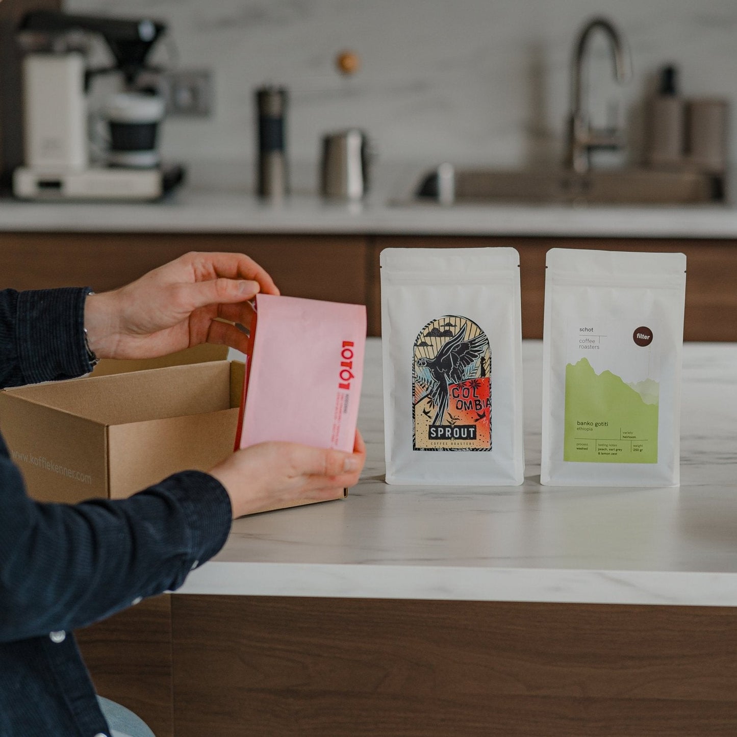 Specialty Coffee Abonnement met unieke koffiezakken zoals Sprout en Lot61, uitgepakt op een moderne keukenaanrecht.