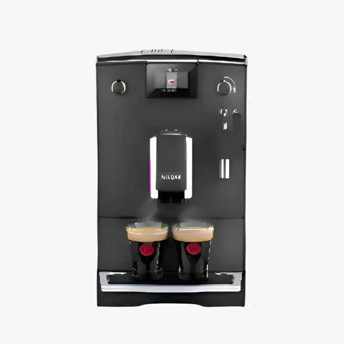Nivona Cafe Romantica 550 espressomachine met melkopschuimer, twee kopjes koffie, ideaal voor espresso en cappuccino thuisgebruik.