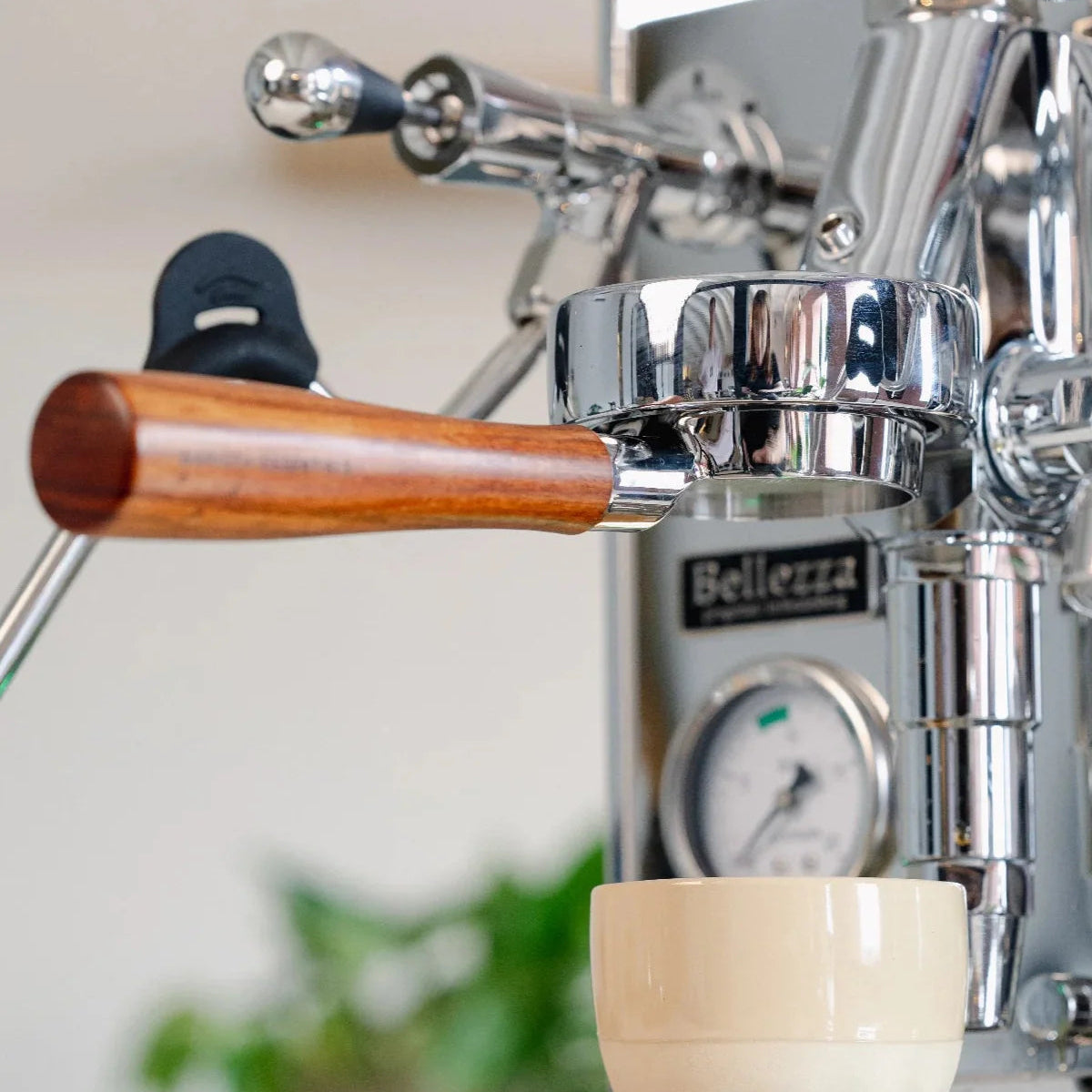 https://cdn.shopify.com/s/files/1/0920/8548/5951/files/Naked-portafilter-58mm-E61-hout_02.webp?v=1760107231