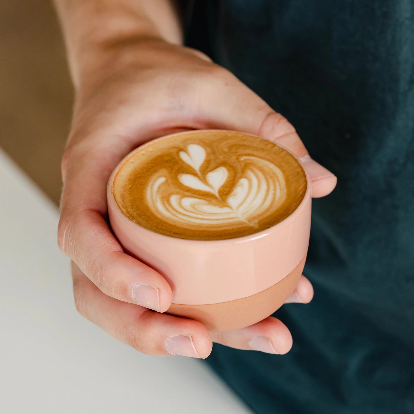 https://cdn.shopify.com/s/files/1/0920/8548/5951/files/Cappuccino_koffie_kopje_dusty_pink_02.webp?v=1760016722