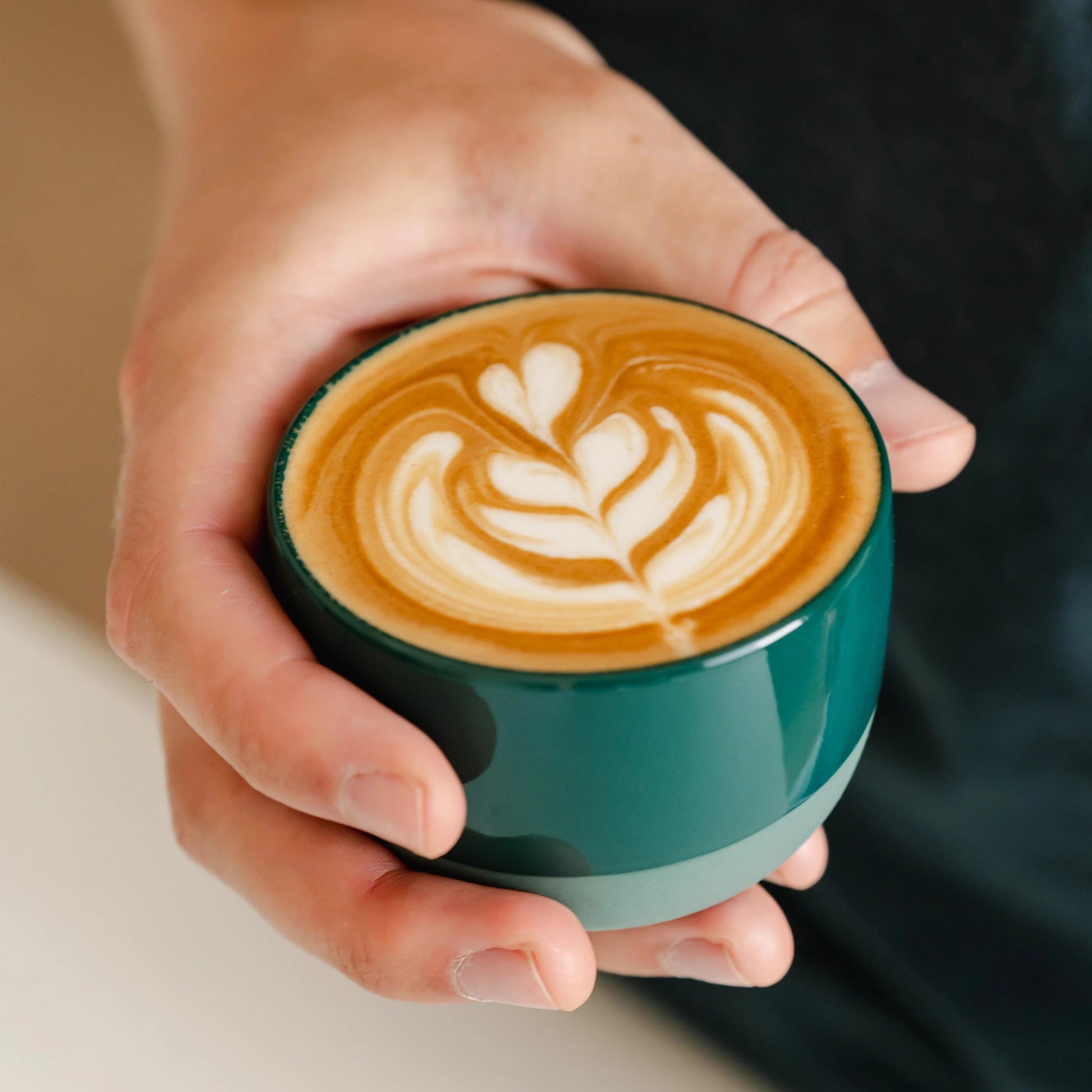 https://cdn.shopify.com/s/files/1/0920/8548/5951/files/Cappuccino_koffie_kopje_pine_green_02.webp?v=1760017209