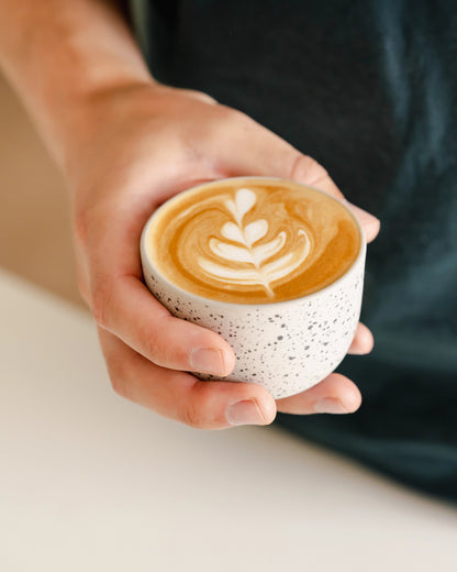 https://barista-essentials.nl/cdn/shop/files/Cappuccino_koffie_kopje_speckled_02.webp?v=1760017693