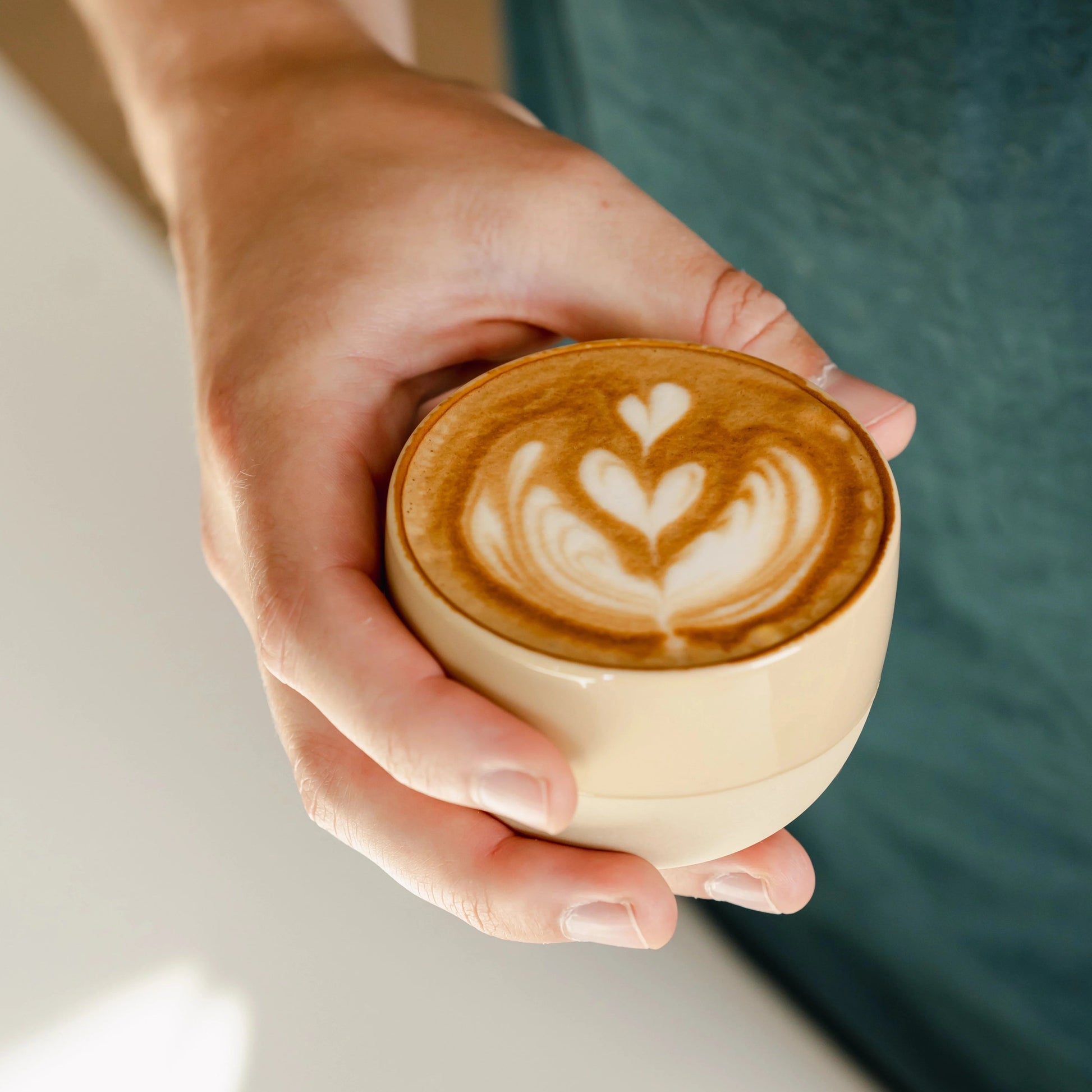 https://cdn.shopify.com/s/files/1/0920/8548/5951/files/Cappuccino_koffie_kopje_vanilla_02.webp?v=1760016694