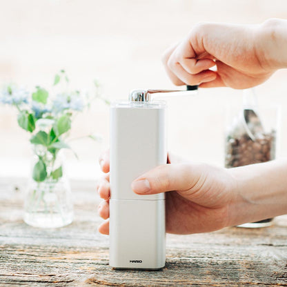 Hario Prism Zilveren Koffiemolen 24g Koffie Kenner