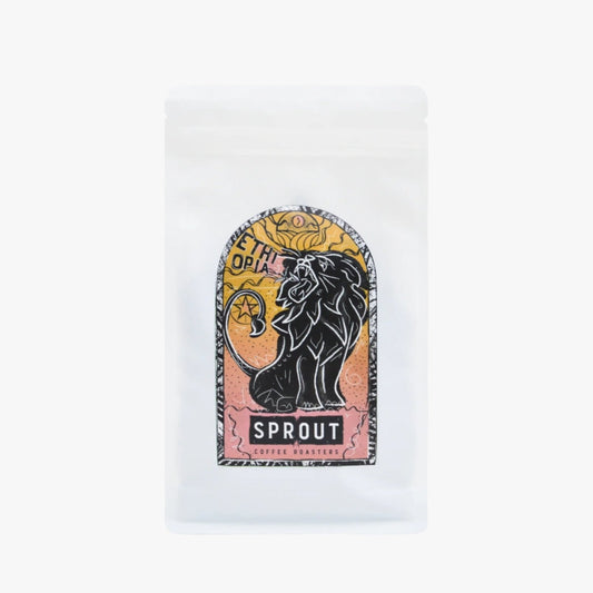 Kabira Lot koffiebonen verpakking met een illustratie van een leeuw, afkomstig uit Sidama, Ethiopië. Floraal en zoet fruit aroma's.