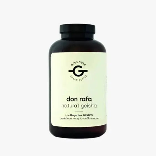 Don Rafa Geisha koffiebonen uit Chiapas, Mexico in een minimalistische bruine fles met witte label. Specialty koffie met tonen van meloen en nougat.