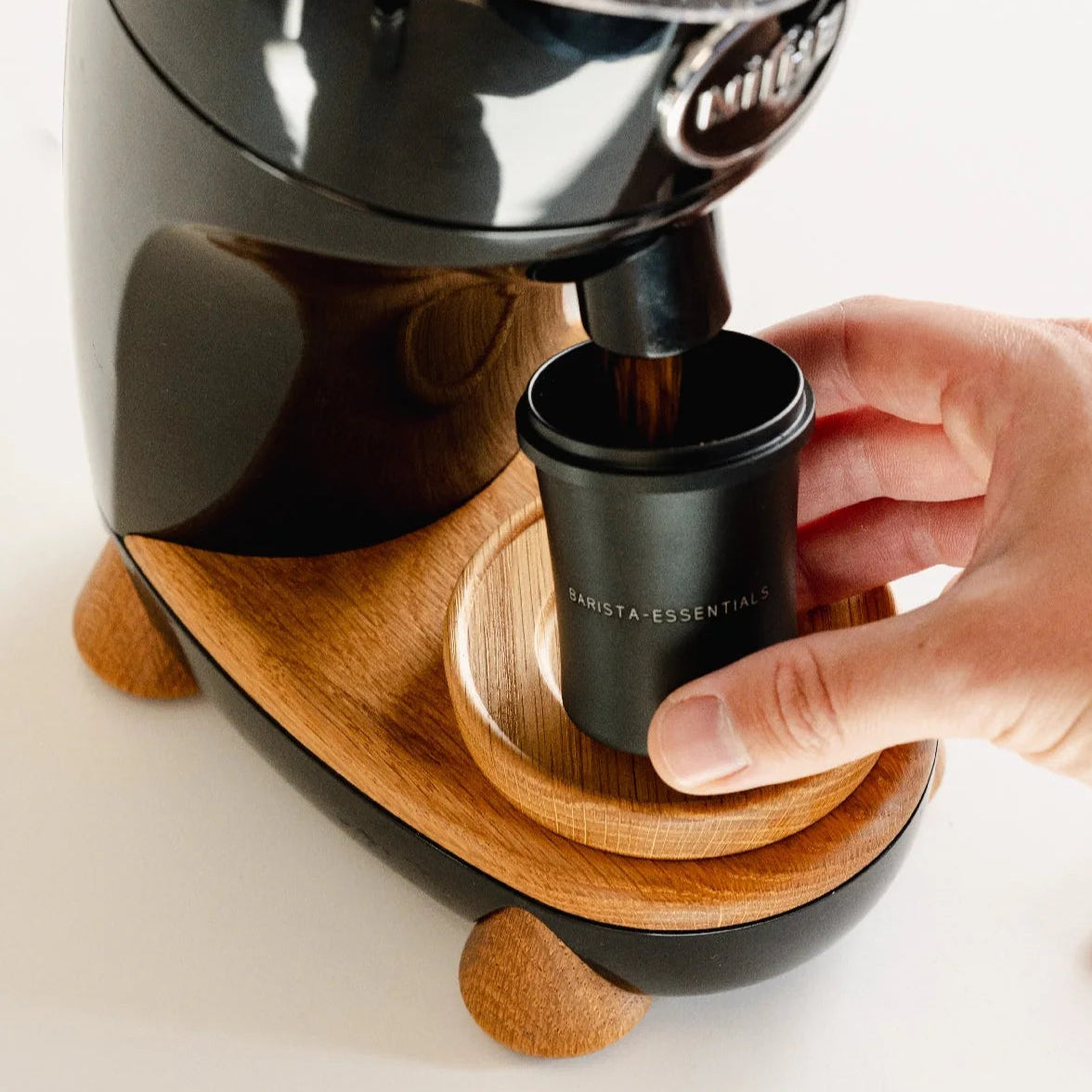 https://cdn.shopify.com/s/files/1/0920/8548/5951/files/Doseerbeker-51mm-zwart_01.webp?v=1760019938