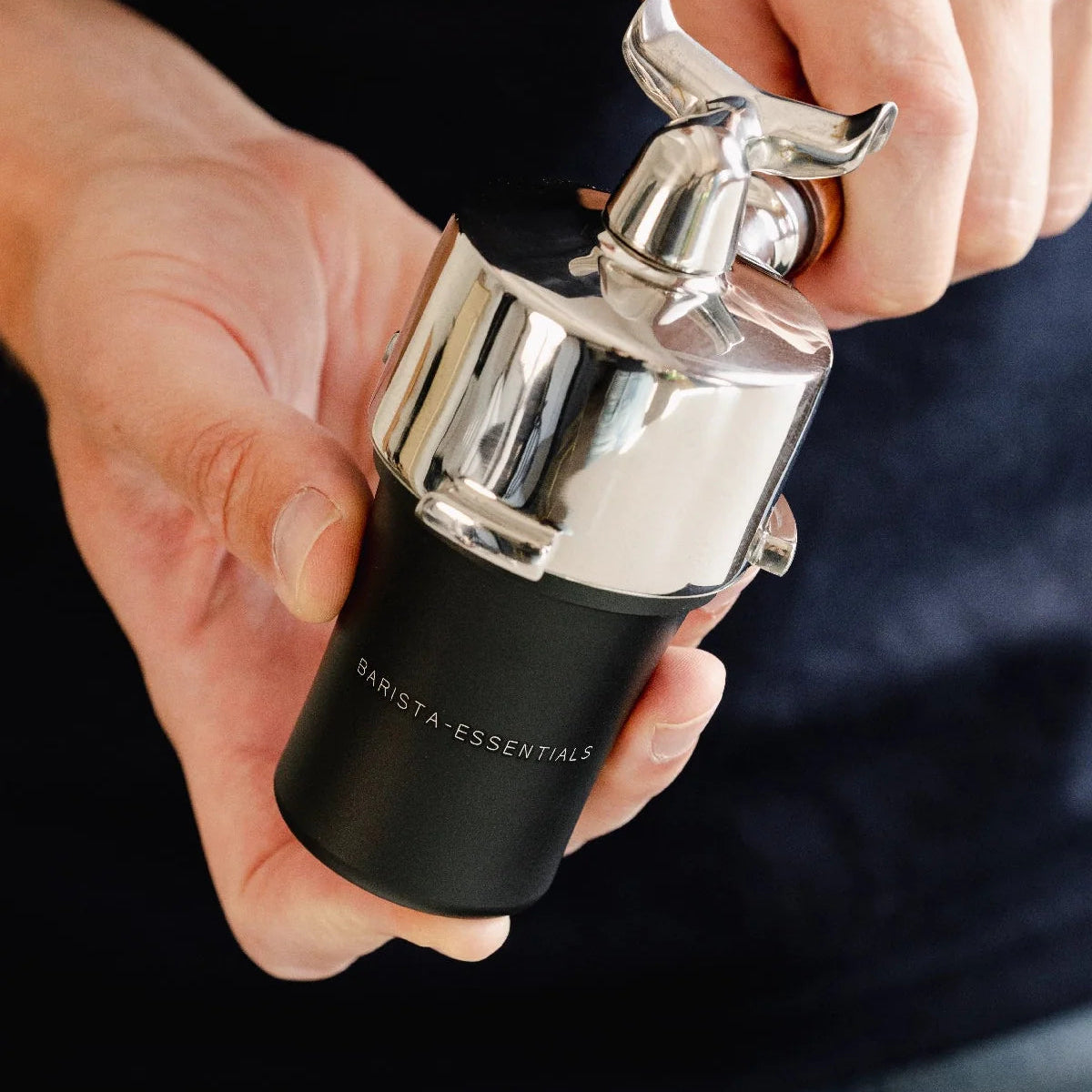 https://cdn.shopify.com/s/files/1/0920/8548/5951/files/Doseerbeker-51mm-zwart_02.webp?v=1760020082