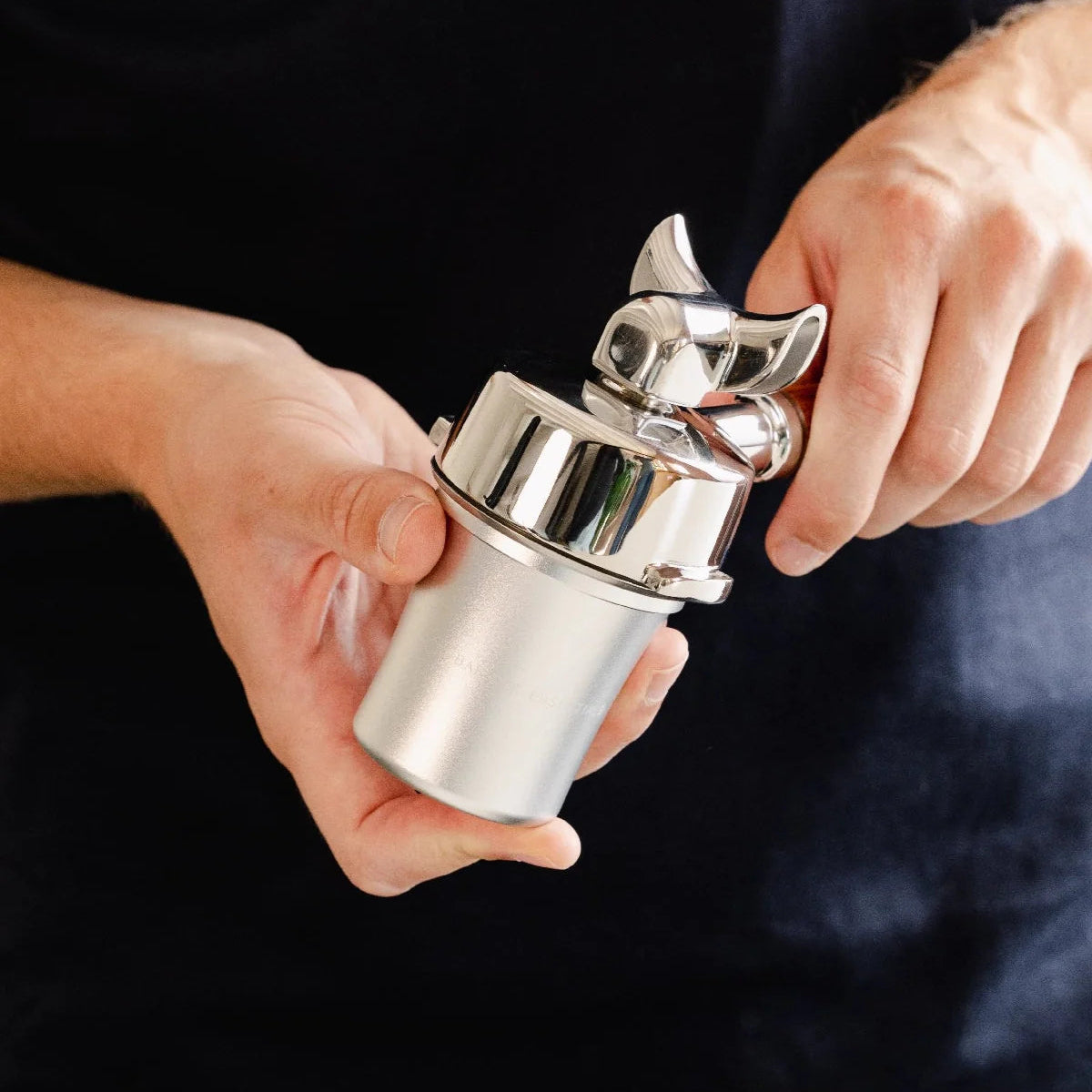 https://cdn.shopify.com/s/files/1/0920/8548/5951/files/Doseerbeker-58mm-zilver_02.webp?v=1760020123
