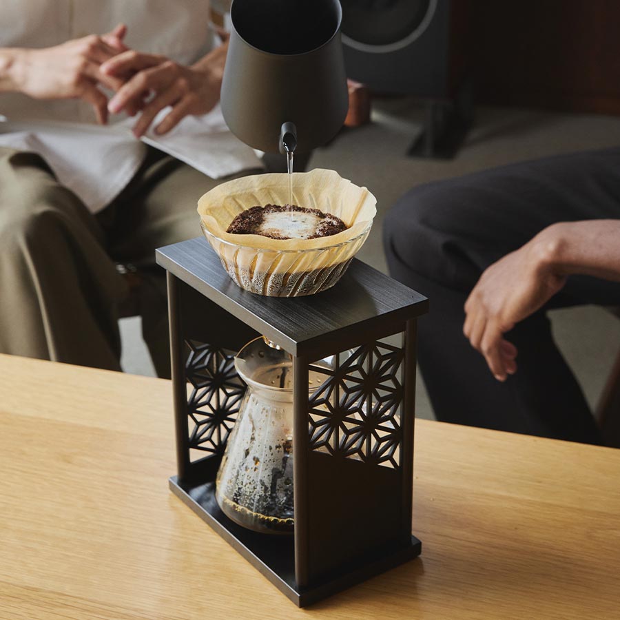 https://maze.bestbrew.de/web/image/product.image/9058/image_1024/Drip%20Stand-Set%20Asanoha%20-%20Black?unique=09f75ce