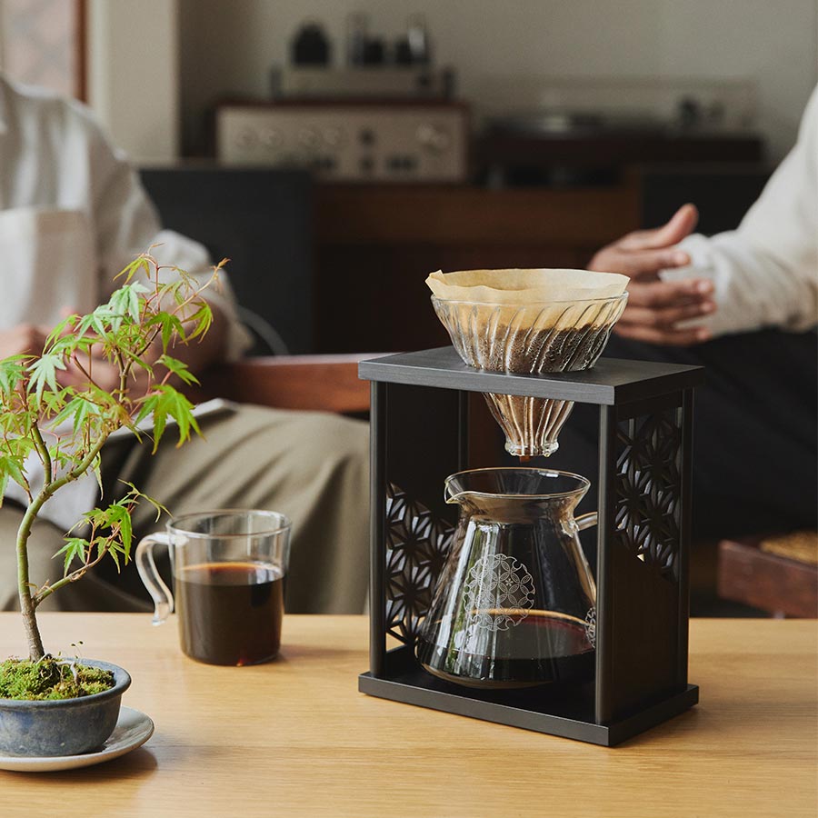https://maze.bestbrew.de/web/image/product.image/9057/image_1024/Drip%20Stand-Set%20Asanoha%20-%20Black?unique=09f75ce