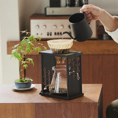 https://maze.bestbrew.de/web/image/product.image/9059/image_1024/Drip%20Stand-Set%20Asanoha%20-%20Black?unique=09f75ce