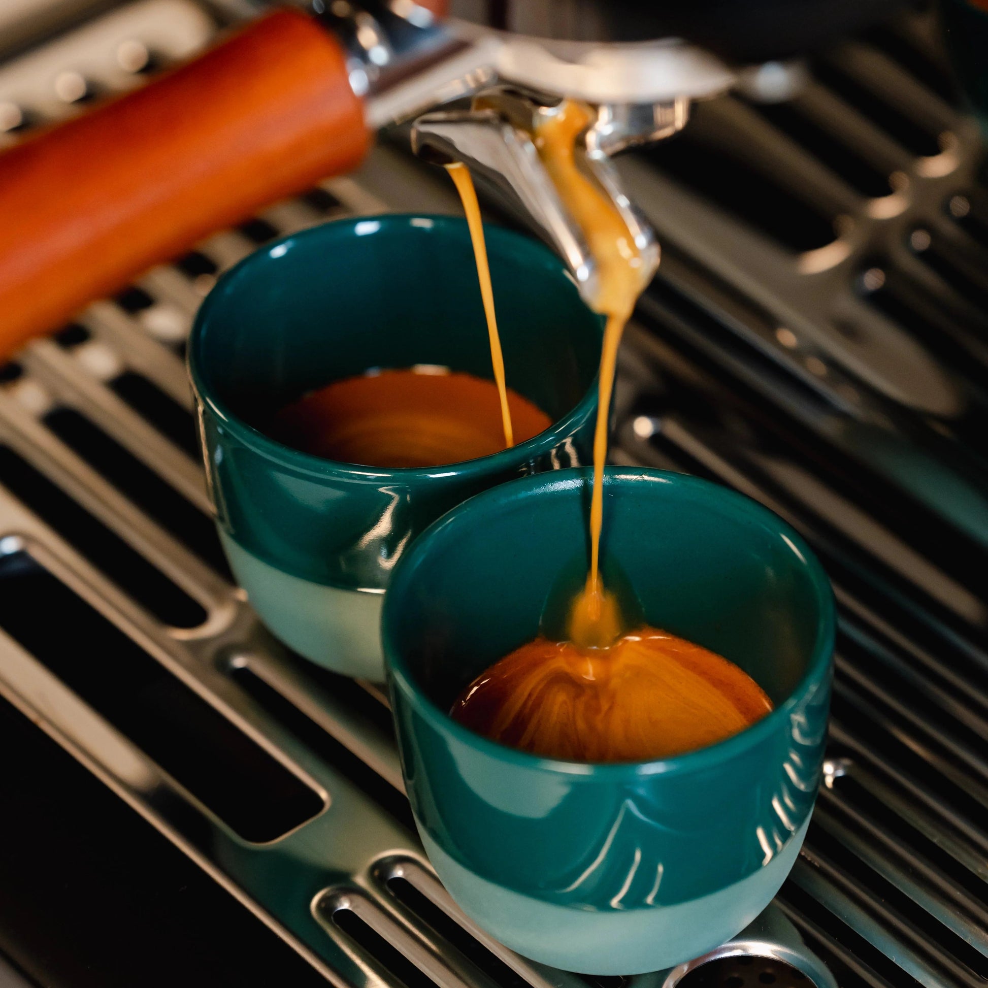 https://cdn.shopify.com/s/files/1/0920/8548/5951/files/Espresso_koffie_kopje_blue_green_01.webp?v=1760040124