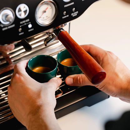 https://cdn.shopify.com/s/files/1/0920/8548/5951/files/Espresso_koffie_kopje_blue_green_02.webp?v=1760040054