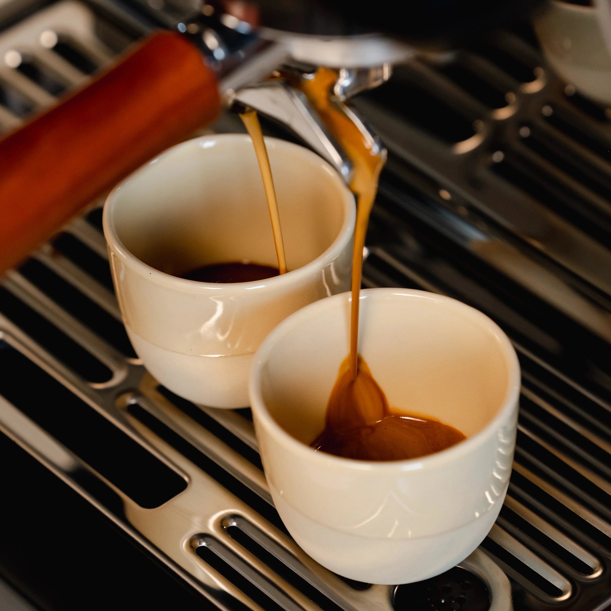 https://cdn.shopify.com/s/files/1/0920/8548/5951/files/Espresso_koffie_kopje_sand_yellow_01.webp?v=1760040103