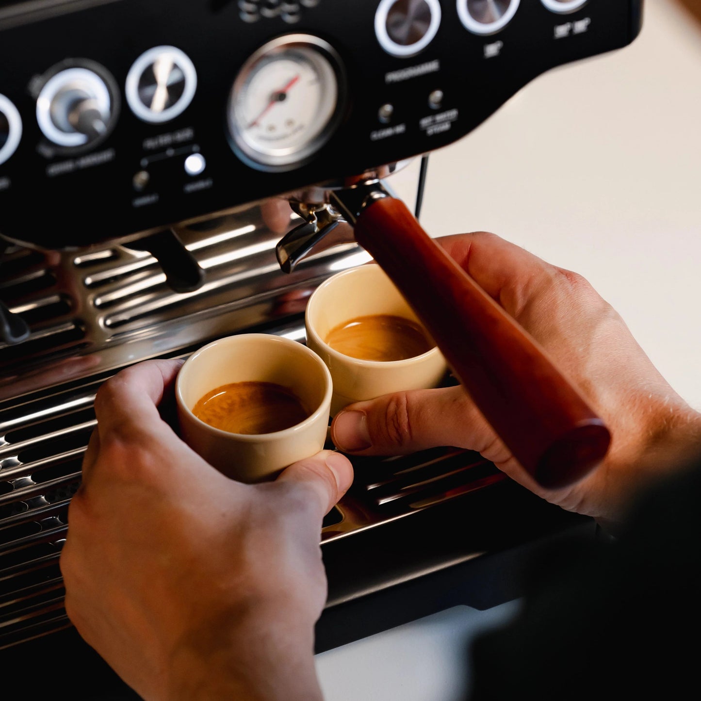https://cdn.shopify.com/s/files/1/0920/8548/5951/files/Espresso_koffie_kopje_sand_yellow_02.webp?v=1760040026