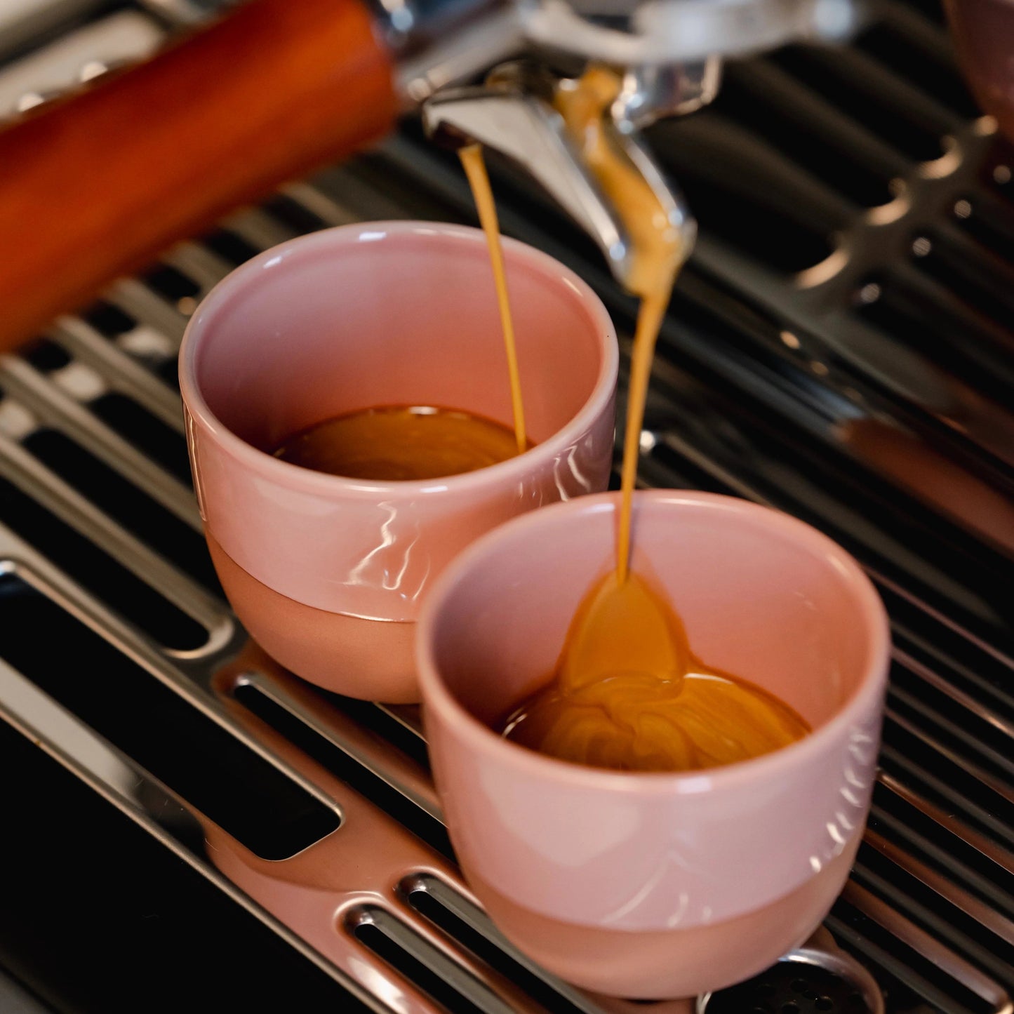 https://cdn.shopify.com/s/files/1/0920/8548/5951/files/Espresso_koffie_kopje_terracotta_pink_01.webp?v=1760040077