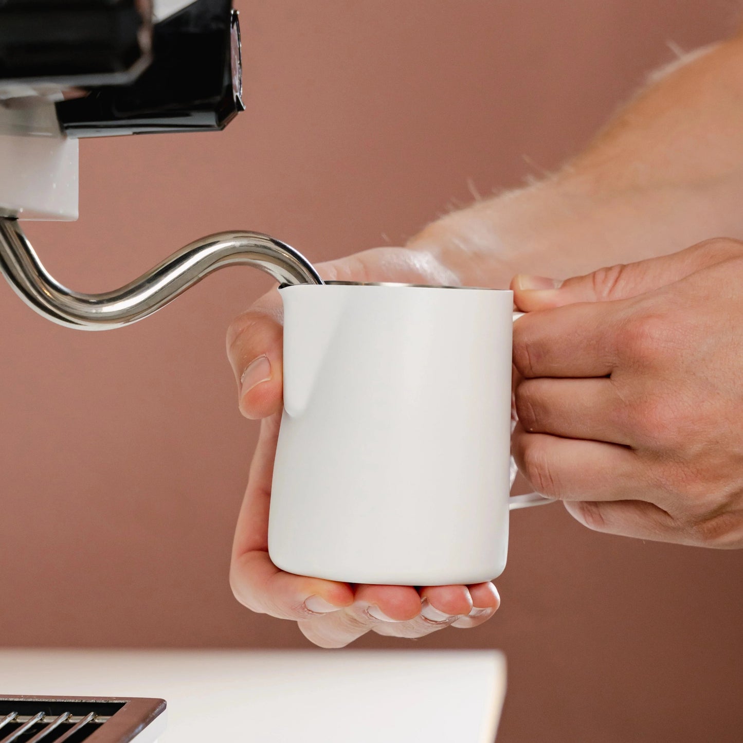 https://cdn.shopify.com/s/files/1/0920/8548/5951/files/Essentials_pitcher_350_white_01.webp?v=1760094502