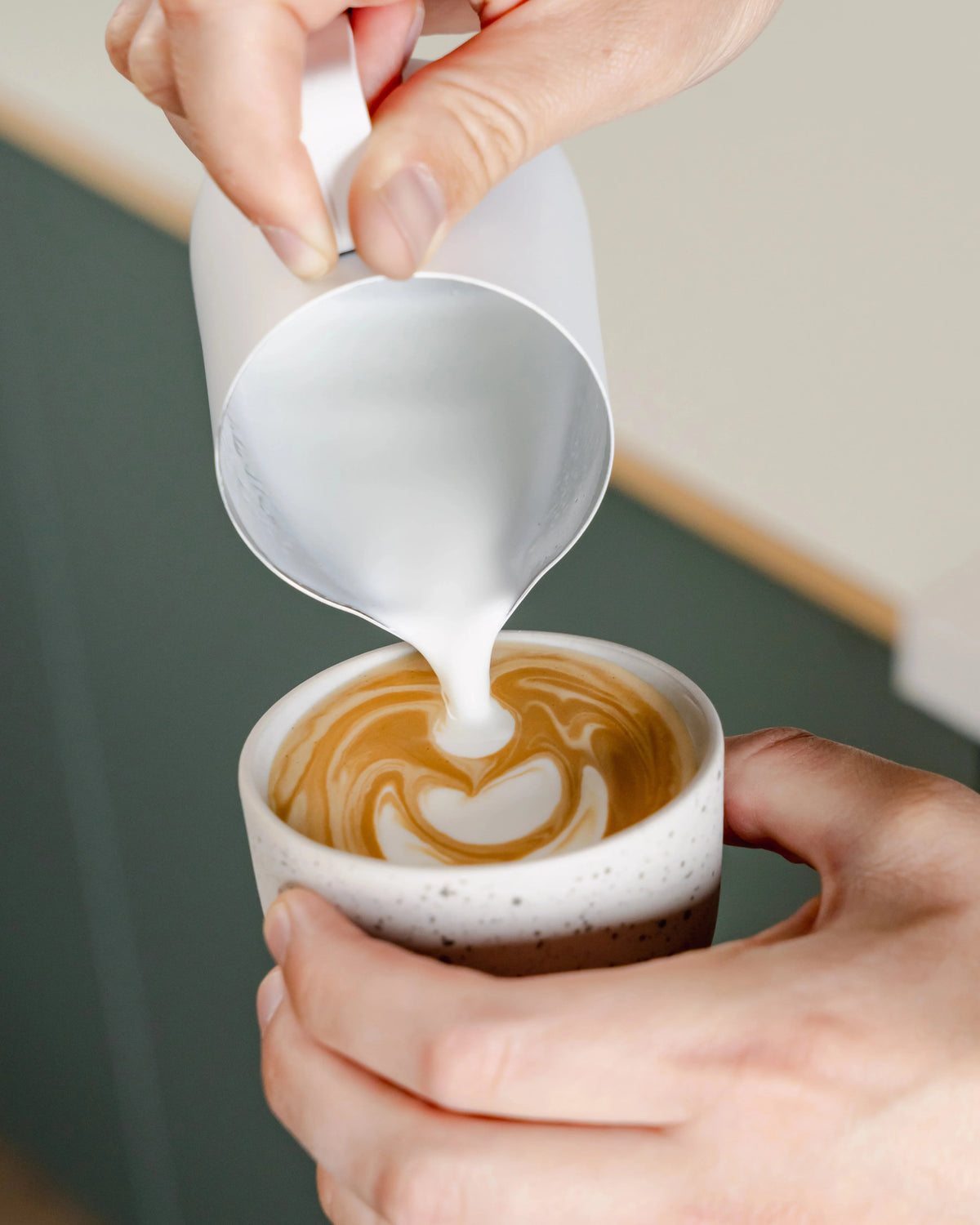 https://cdn.shopify.com/s/files/1/0920/8548/5951/files/Essentials_pitcher_350_white_03.webp?v=1760094238