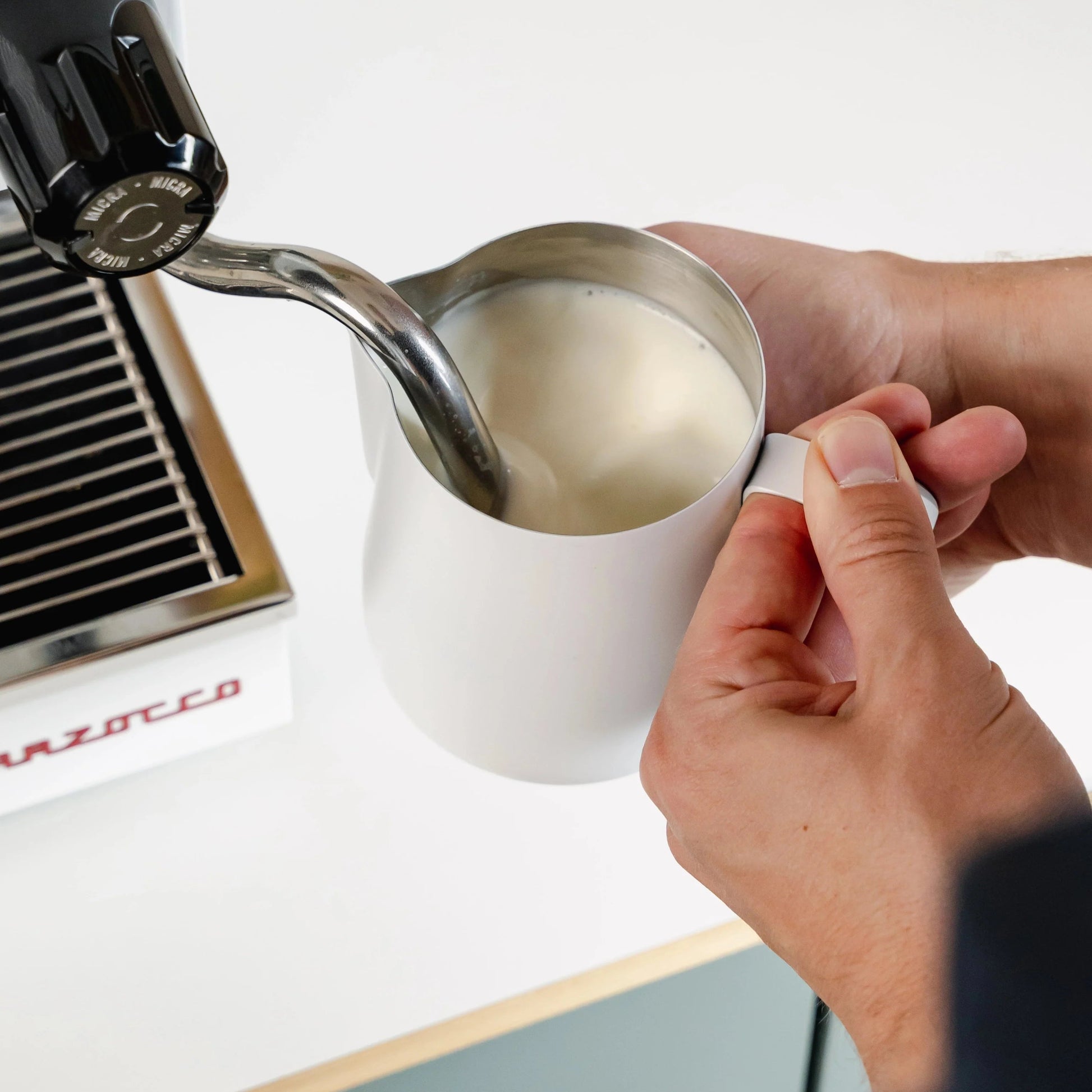 https://cdn.shopify.com/s/files/1/0920/8548/5951/files/Essentials_pitcher_550_white_02.webp?v=1760094478