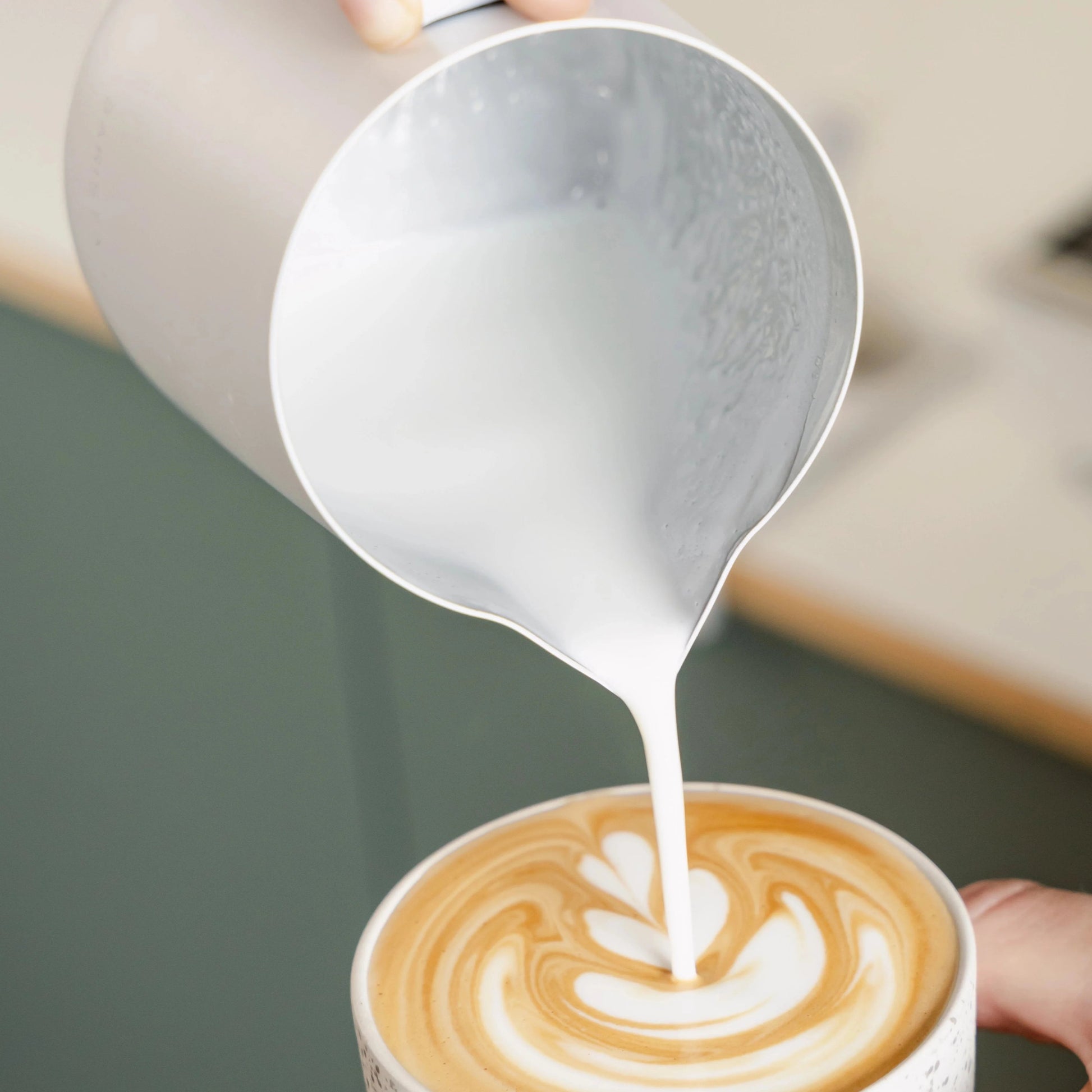 https://cdn.shopify.com/s/files/1/0920/8548/5951/files/Essentials_pitcher_550_white_03.webp?v=1760094223