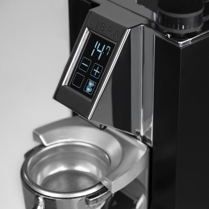 https://s3.eu-central-1.amazonaws.com/media.koffiebranderijdekoepoort.nl/media/1435/Eureka-Mignon-Libra-Zwart-Detail-1100x1100.jpg