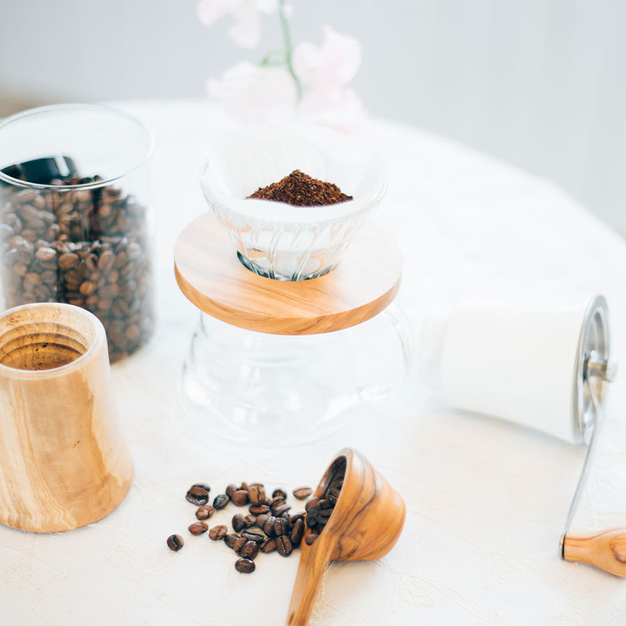Hario V60 Glazen Koffiedripper Olijfhout Koffie Kenner
