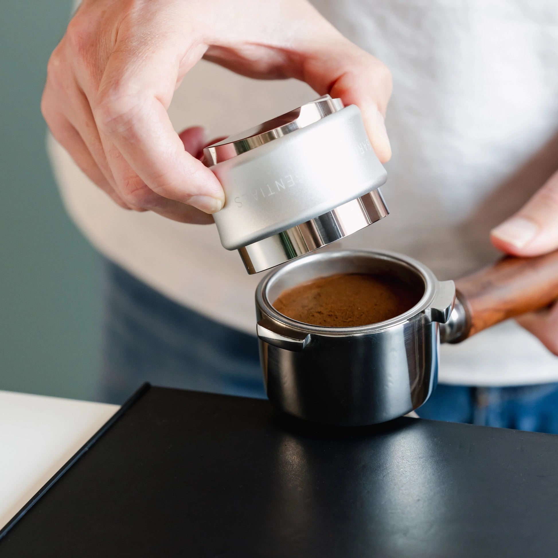 https://cdn.shopify.com/s/files/1/0920/8548/5951/files/Koffie_verdeler_tamper_combinatie_51mm_zilver_02.webp?v=1760041891