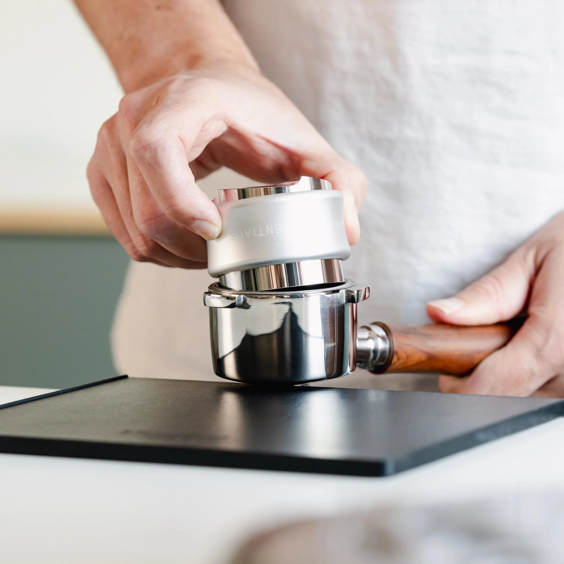 https://cdn.shopify.com/s/files/1/0920/8548/5951/files/Koffie_verdeler_tamper_combinatie_51mm_zilver_03.webp?v=1760041570