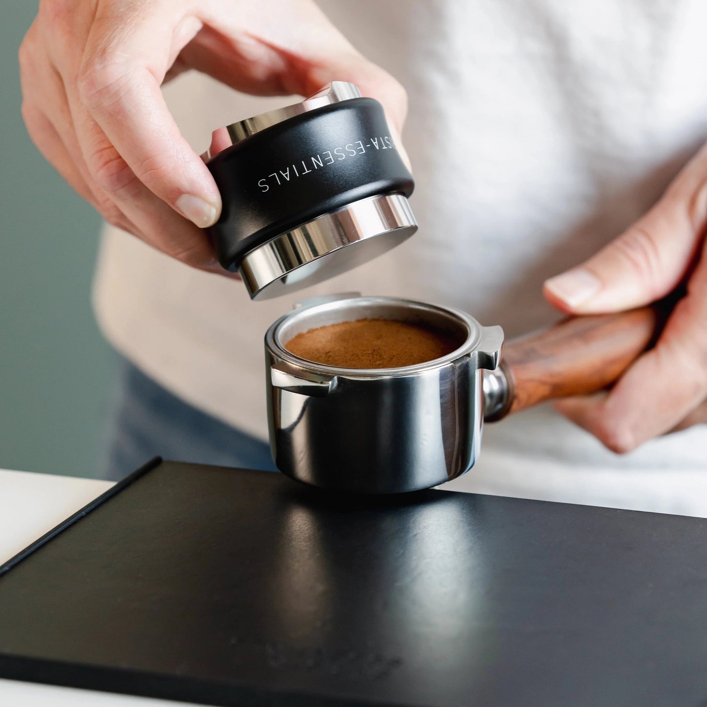 https://cdn.shopify.com/s/files/1/0920/8548/5951/files/Koffie_verdeler_tamper_combinatie_51mm_zwart_02.webp?v=1760041866