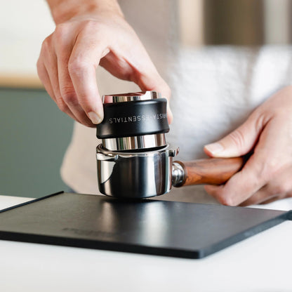 https://cdn.shopify.com/s/files/1/0920/8548/5951/files/Koffie_verdeler_tamper_combinatie_51mm_zwart_03.webp?v=1760041551