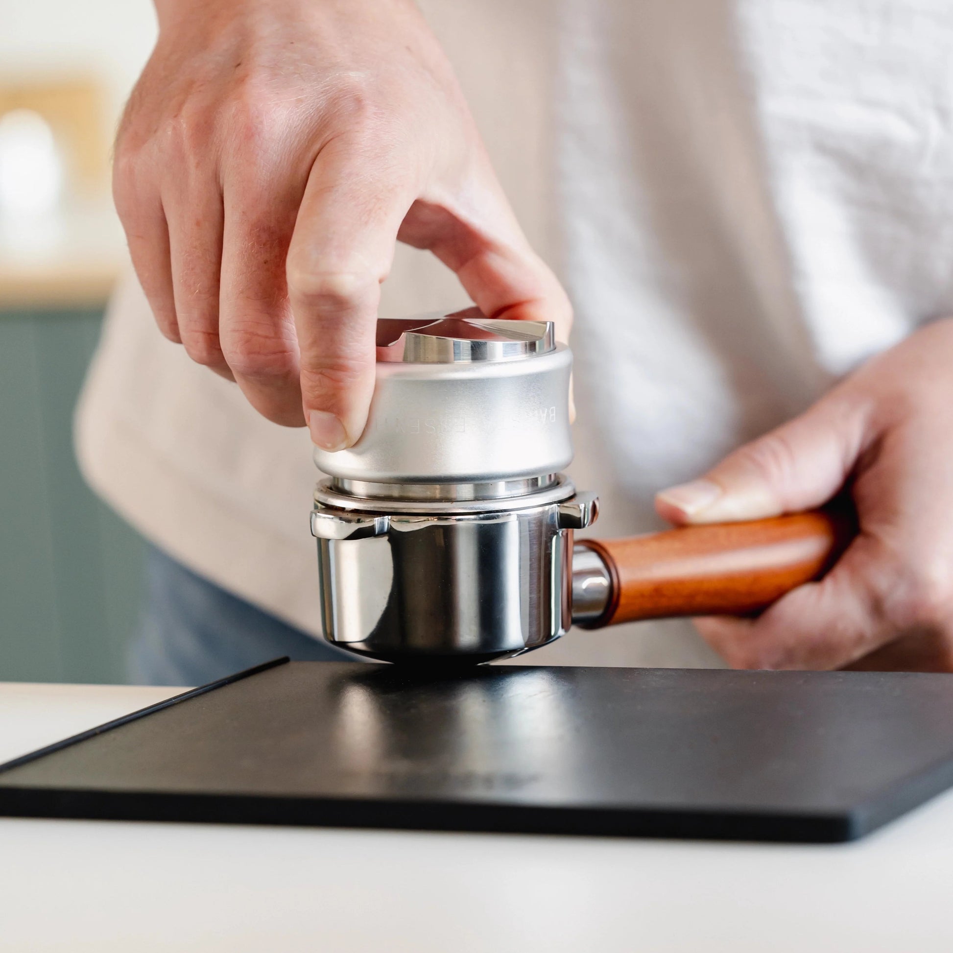 https://cdn.shopify.com/s/files/1/0920/8548/5951/files/Koffie_verdeler_tamper_combinatie_54mm_zilver_03.webp?v=1760041732