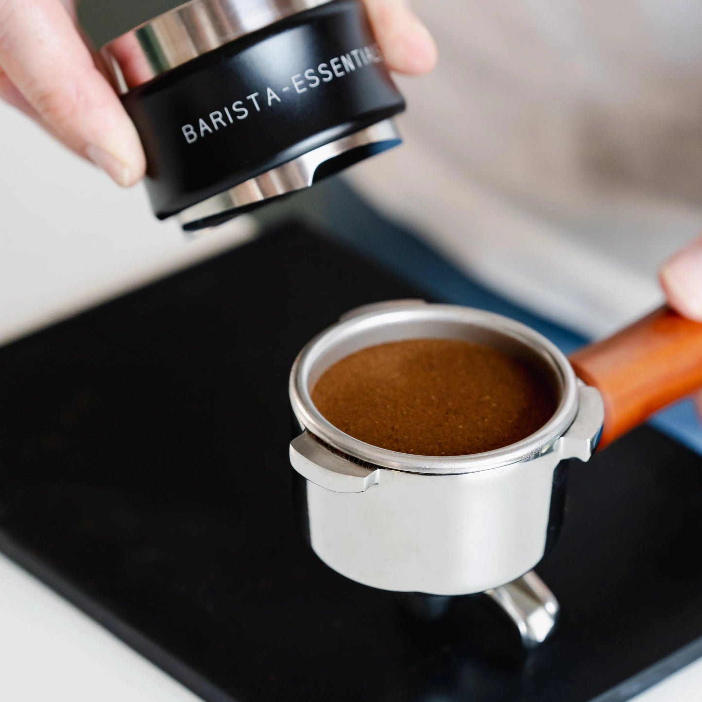https://cdn.shopify.com/s/files/1/0920/8548/5951/files/Koffie_verdeler_tamper_combinatie_54mm_zwart_02.webp?v=1760041676