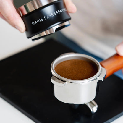 https://cdn.shopify.com/s/files/1/0920/8548/5951/files/Koffie_verdeler_tamper_combinatie_54mm_zwart_02.webp?v=1760041676