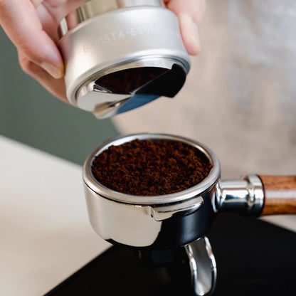 https://cdn.shopify.com/s/files/1/0920/8548/5951/files/Koffie_verdeler_tamper_combinatie_585mm_zilver_01.webp?v=1760041655