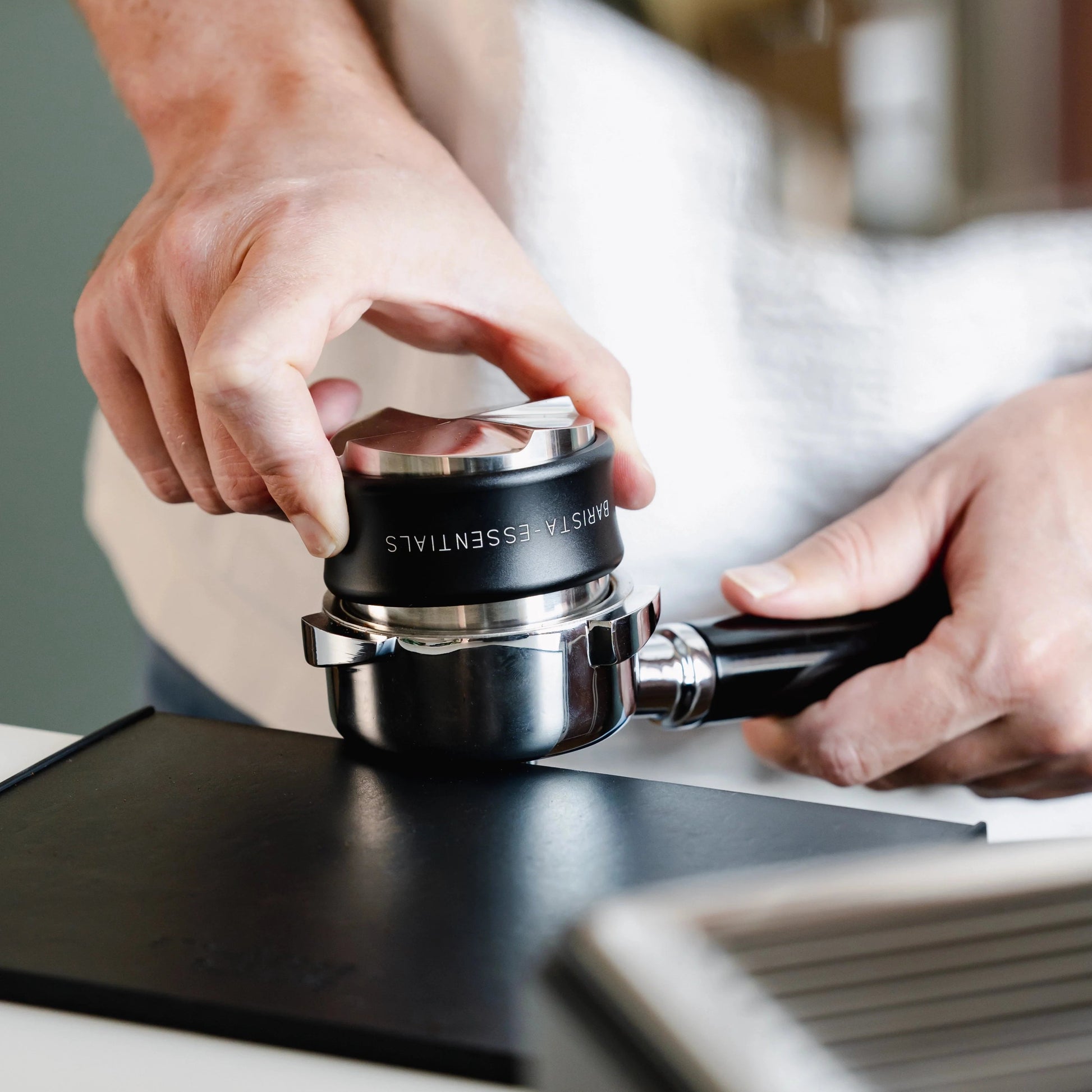 https://cdn.shopify.com/s/files/1/0920/8548/5951/files/Koffie_verdeler_tamper_combinatie_58mm_zwart_03.webp?v=1760041251