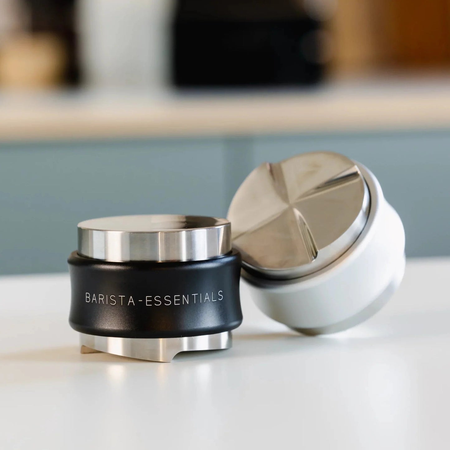 https://cdn.shopify.com/s/files/1/0920/8548/5951/files/Koffie_verdeler_tamper_combinatie_58mm_zwart_zilver-scaled.webp?v=1760099183