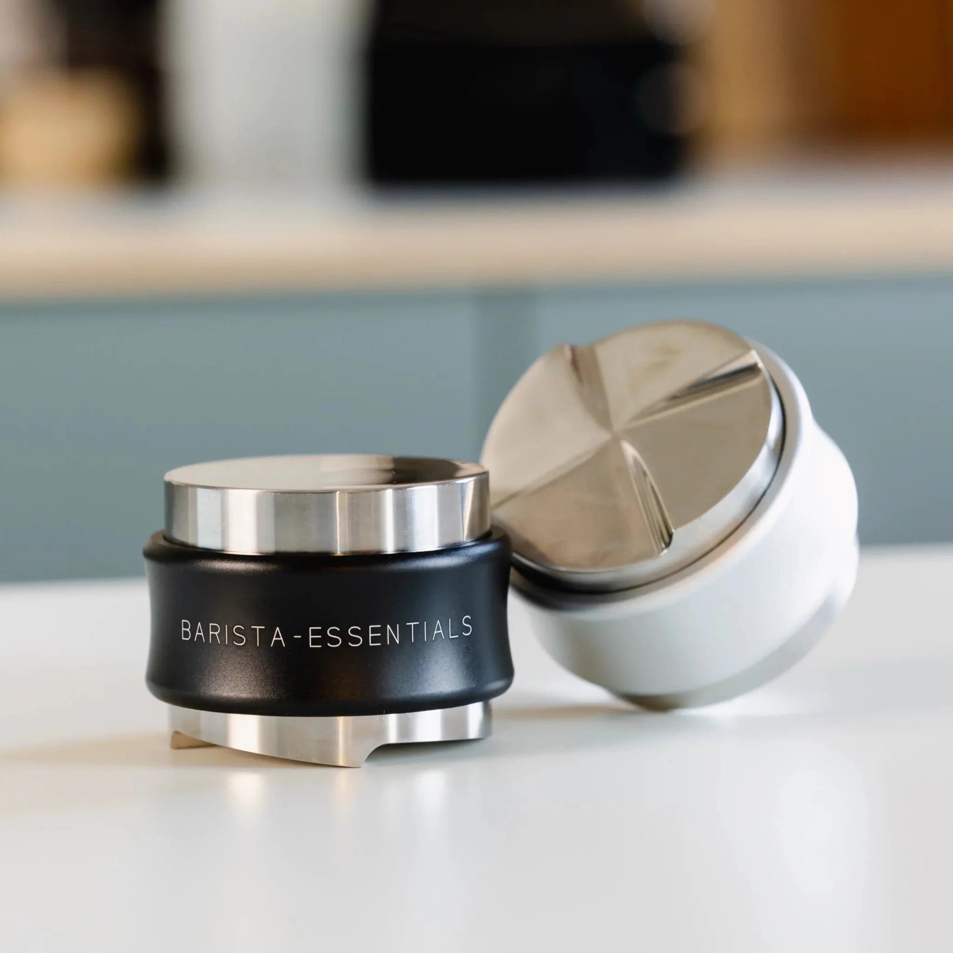 https://cdn.shopify.com/s/files/1/0920/8548/5951/files/Koffie_verdeler_tamper_combinatie_58mm_zwart_zilver-scaled.webp?v=1760099183
