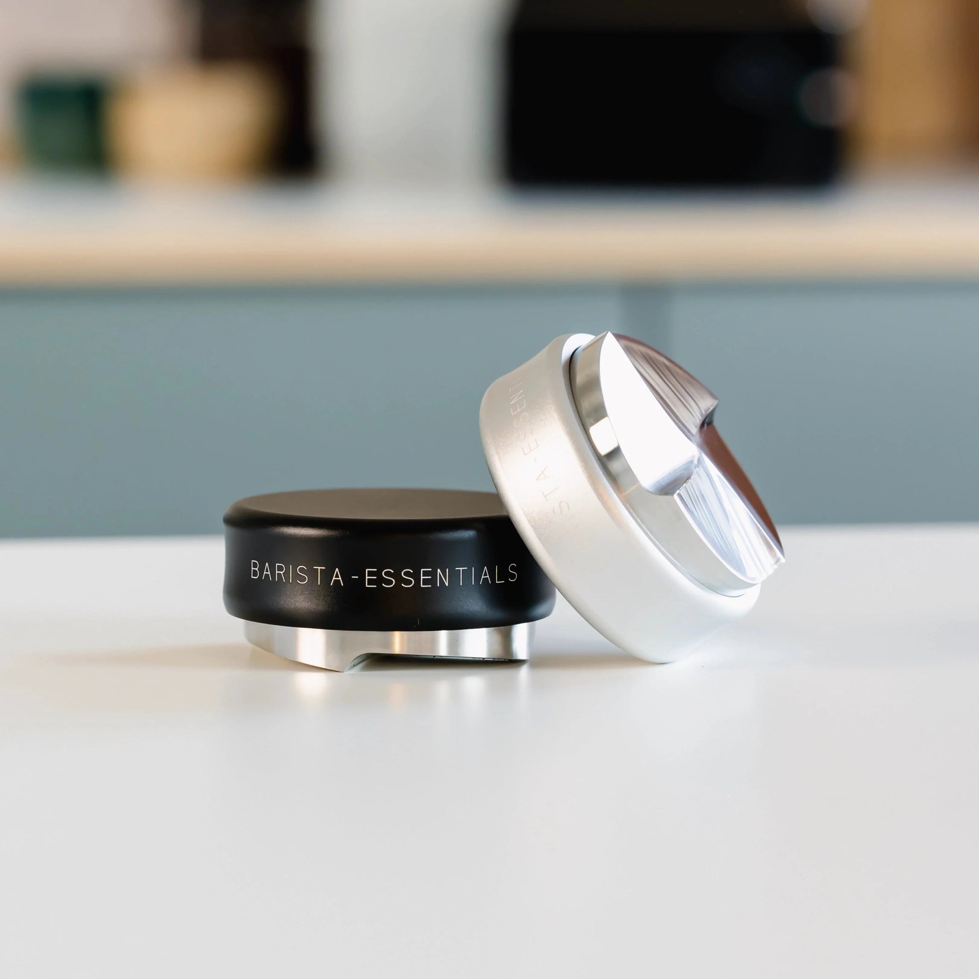https://cdn.shopify.com/s/files/1/0920/8548/5951/files/Koffieverdeler_58mm_zwart_zilver.webp?v=1760091836