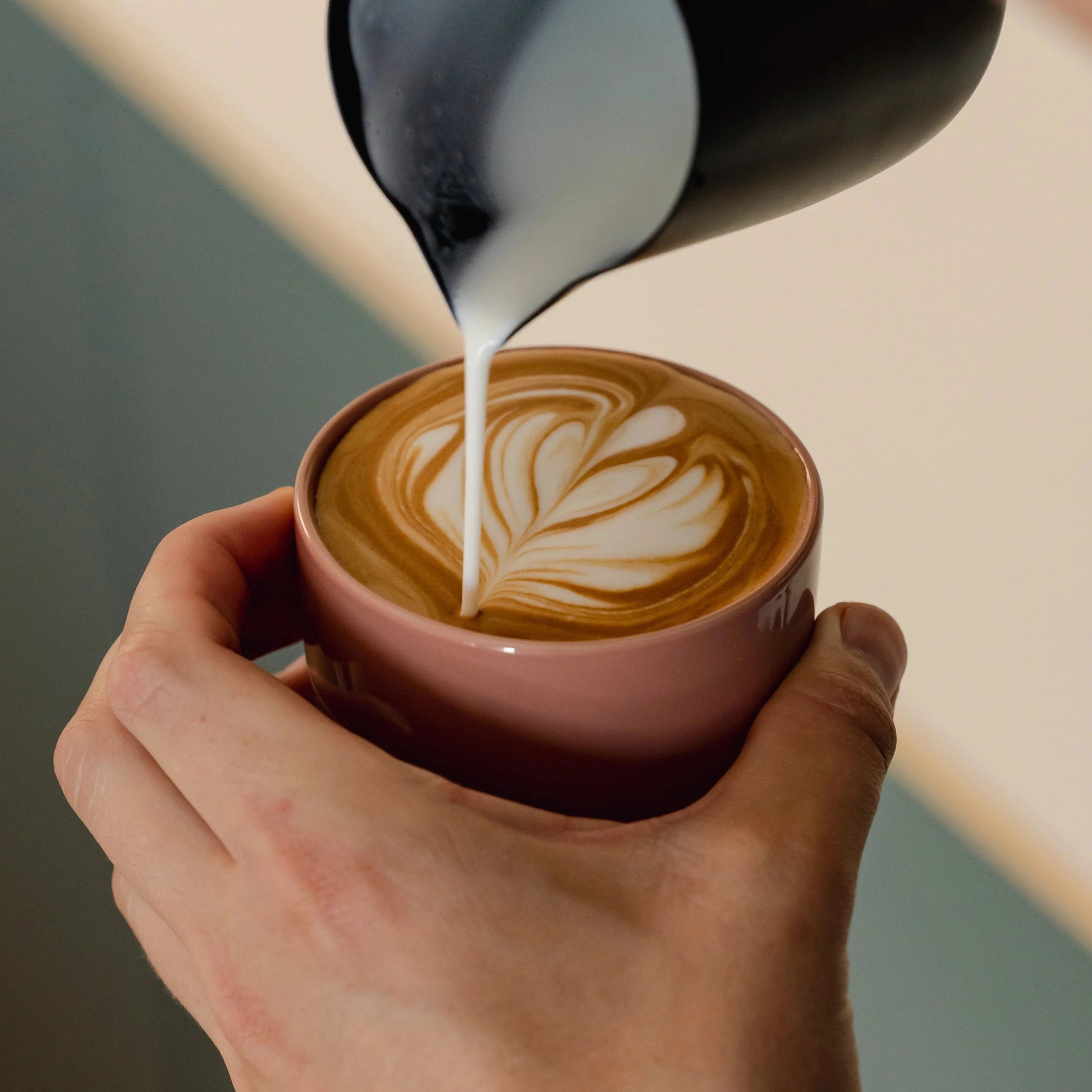 https://cdn.shopify.com/s/files/1/0920/8548/5951/files/Latte_koffie_kopje_dusty_pink_01.webp?v=1760039798