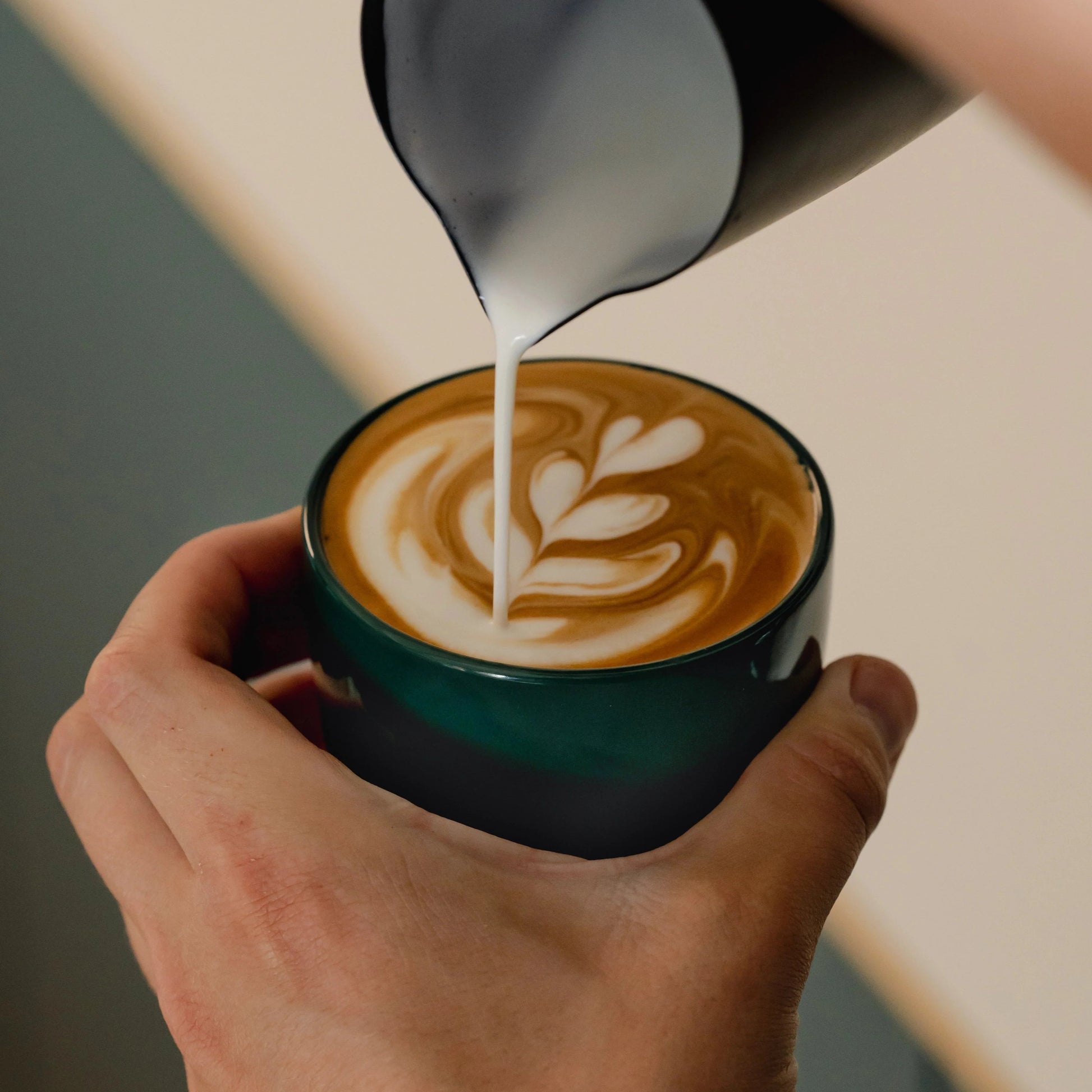 https://cdn.shopify.com/s/files/1/0920/8548/5951/files/Latte_koffie_kopje_pine_green_01.webp?v=1760039854