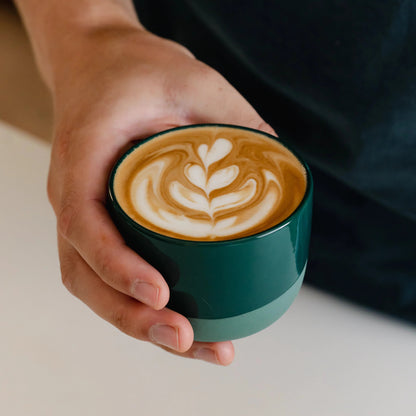 https://cdn.shopify.com/s/files/1/0920/8548/5951/files/Latte_koffie_kopje_pine_green_02.webp?v=1760039776