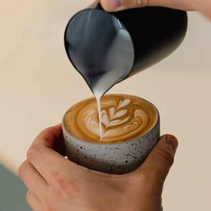 https://barista-essentials.nl/cdn/shop/files/Latte_koffie_kopje_speckled_01.webp