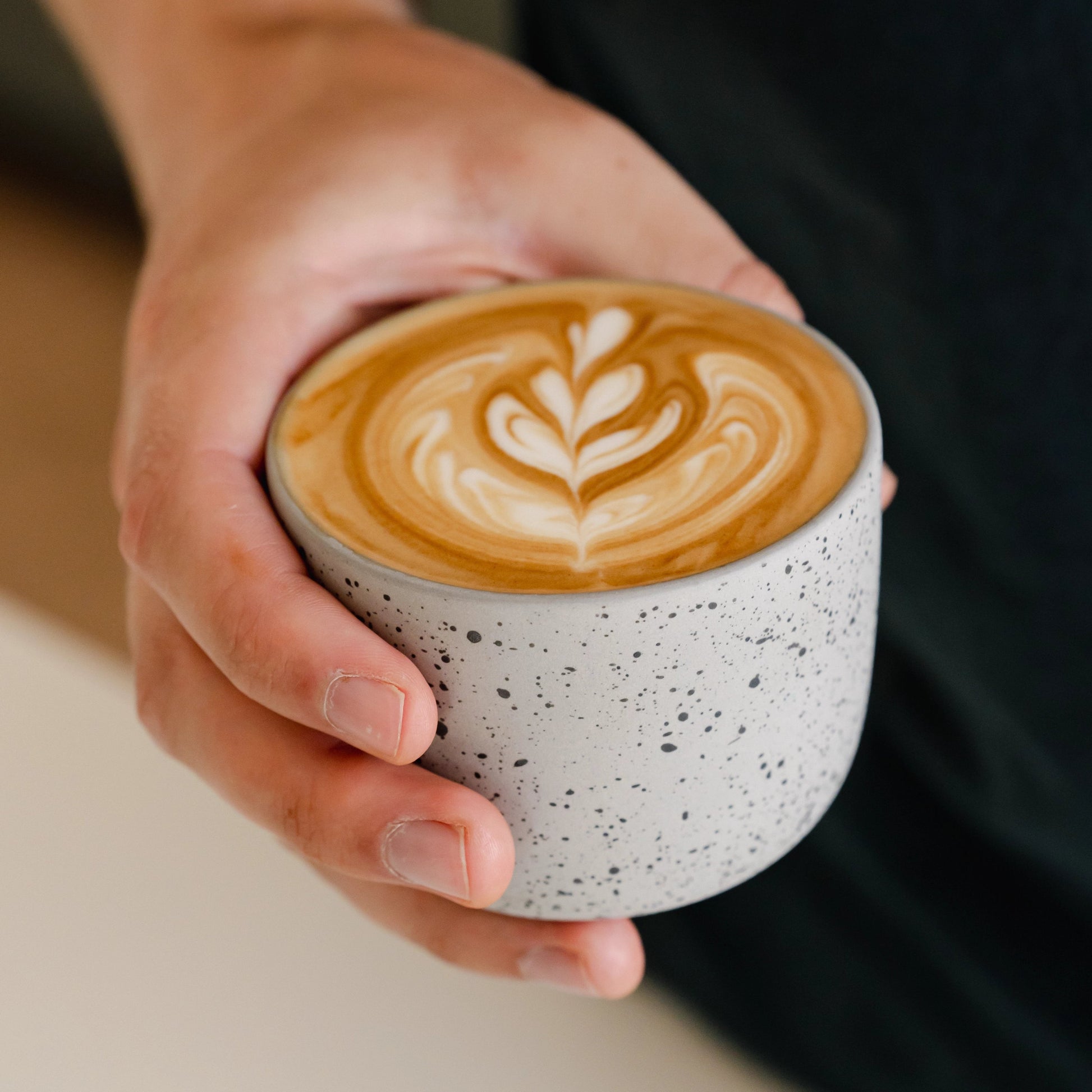 https://barista-essentials.nl/cdn/shop/files/Latte_koffie_kopje_speckled_02.webp