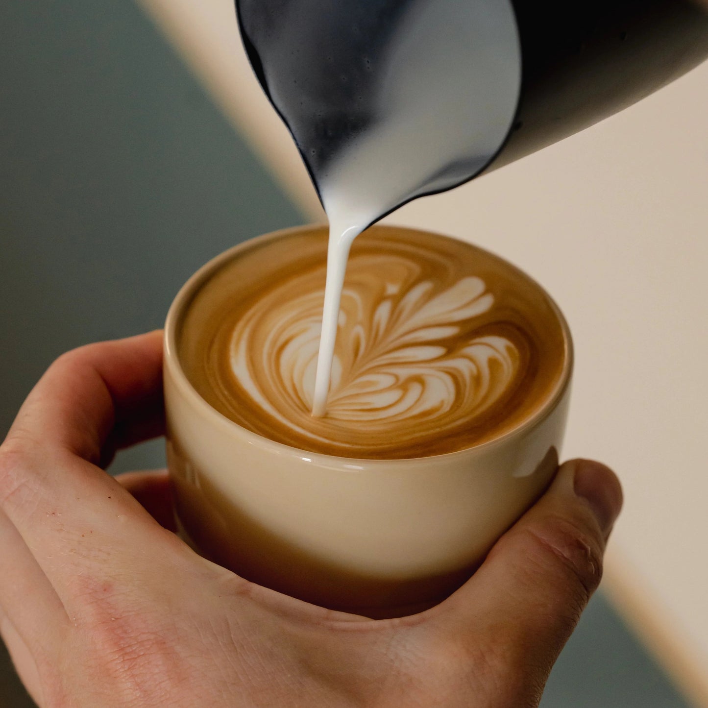 https://cdn.shopify.com/s/files/1/0920/8548/5951/files/Latte_koffie_kopje_vanilla_01.webp?v=1760039826